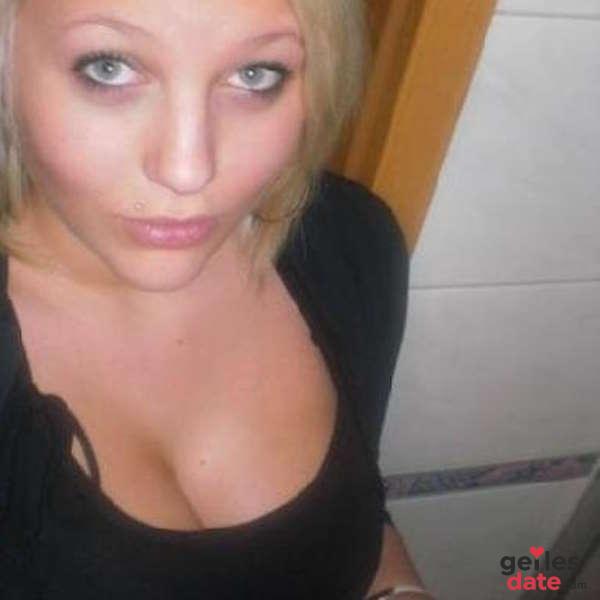 Hübsche blonde Frau sucht erotische Abenteuer Suche erotische Abenteuer in München
